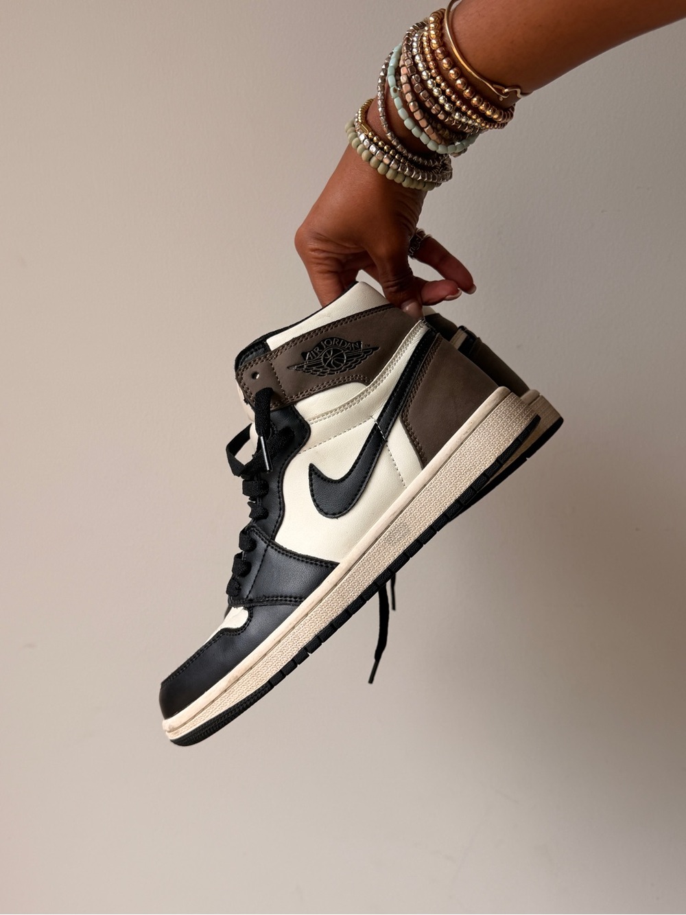 Air Jordan 1 Retro High OG “Dark Mocha” Mens 7 / Women 8.5